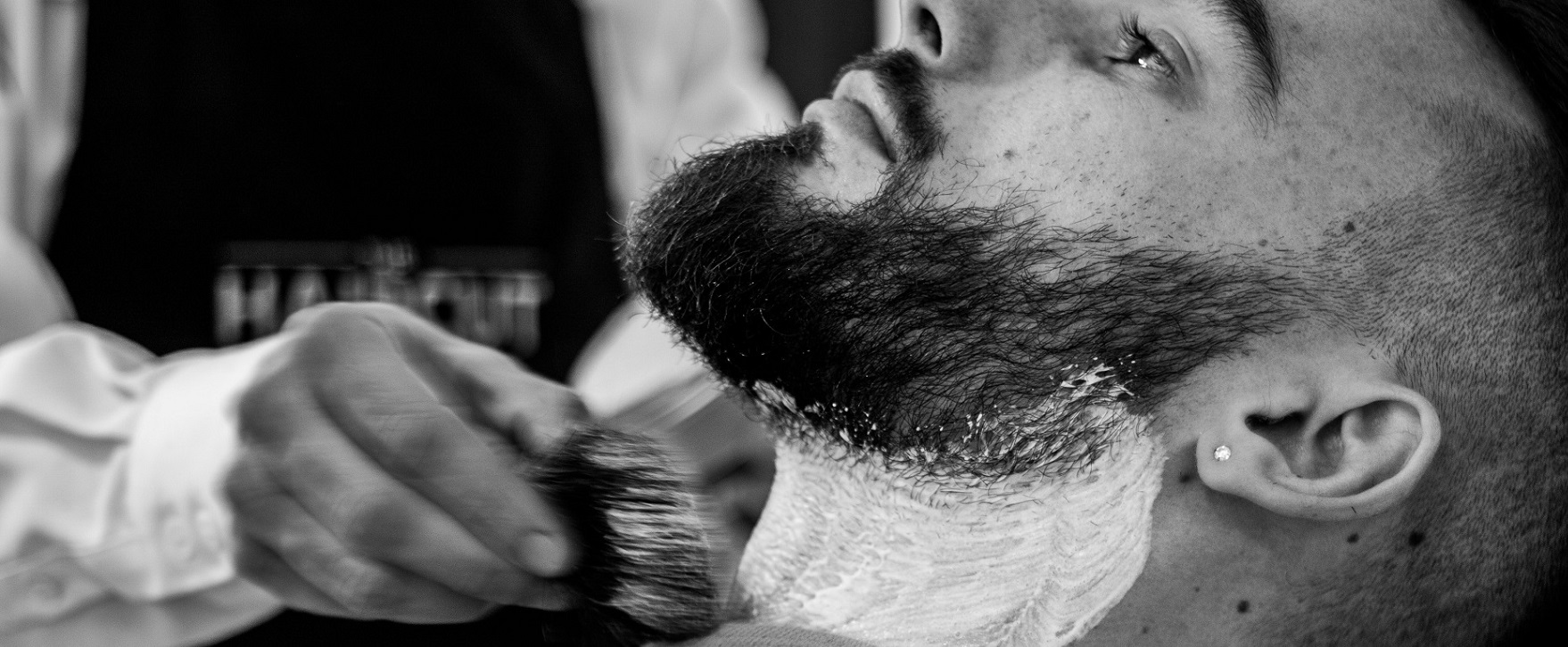 Imagem Mostafa MerajiPixabay sobre homens em barbearia
